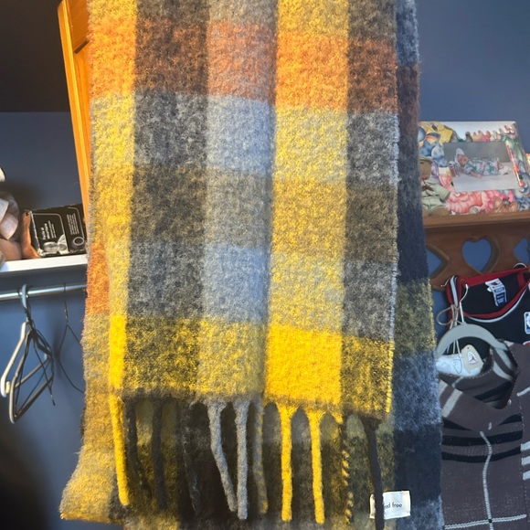 Wilfred Geneva scarf. Blue and  yellow . Wool - Picture 5 of 6